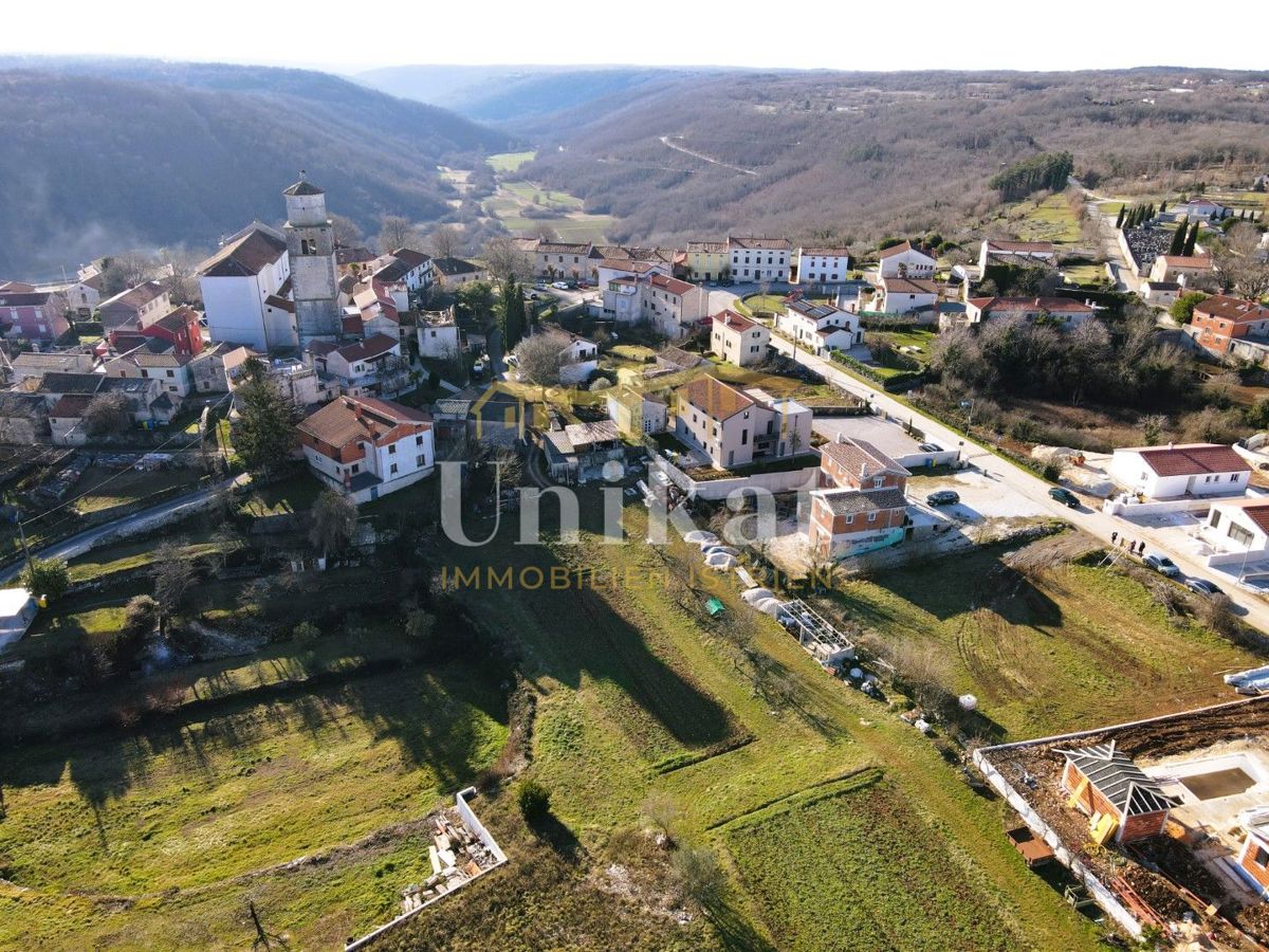 Zemljišče z gradbenim dovoljenjem v Tinjanu